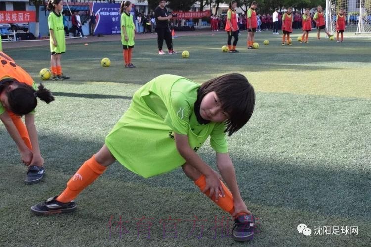 五超联赛“校园行”走进呼市蒙古族学校 欢声笑语中传递足球梦想